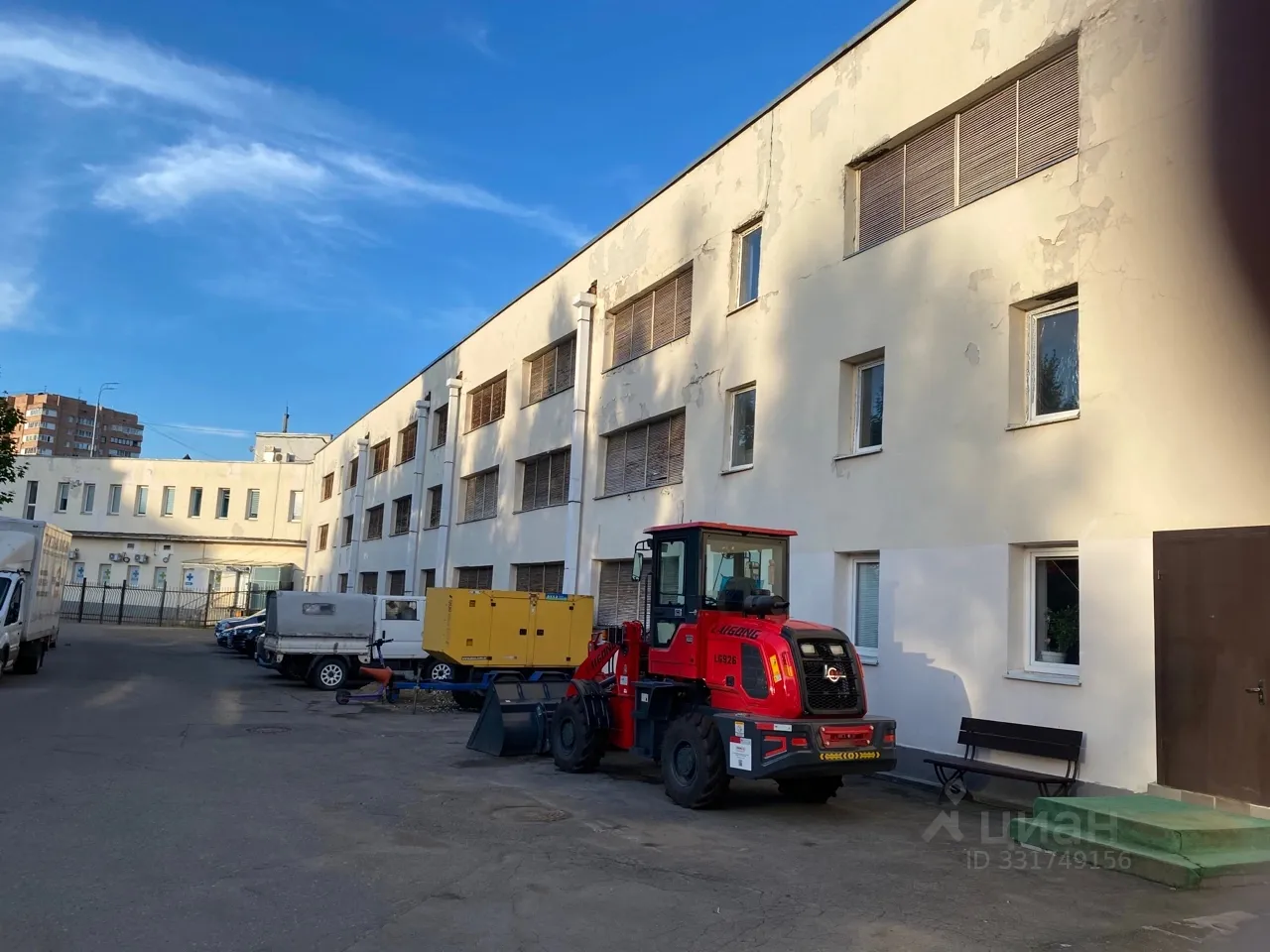 Автомобиль на машиноместе в Куркино